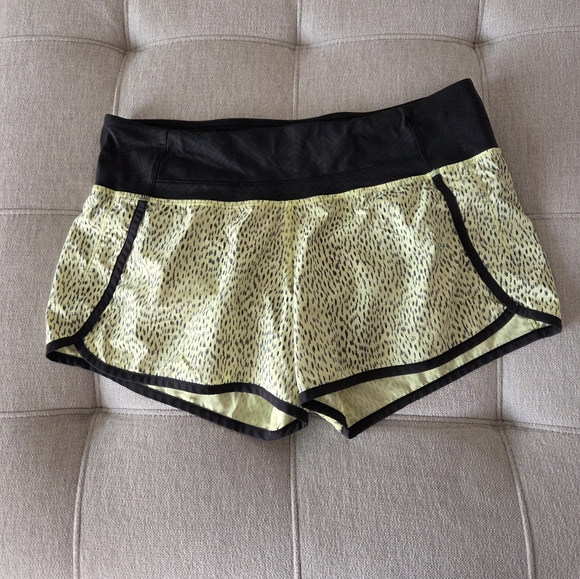 Lululemon Athletica Women's Black and Yellow Patterned Shorts Sz.8 - Picture 1 of 9